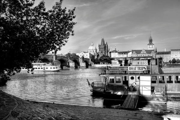 Río Moldava en Praga . — Foto de Stock