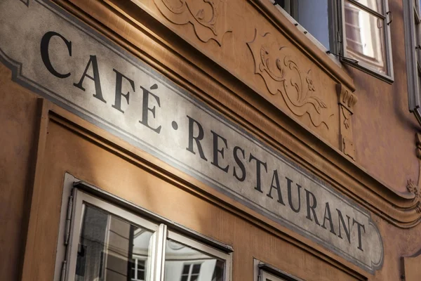 Café e restaurante inscrição em Praga, República Checa — Fotografia de Stock