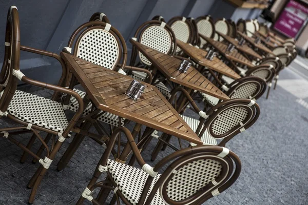 Cadeiras e mesas ao ar livre caffe no dia — Fotografia de Stock