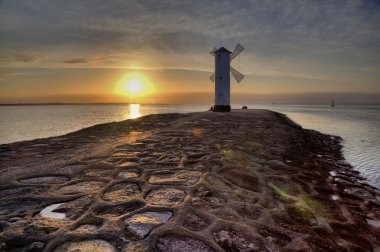 Tarihi deniz feneri yel değirmeni Stawa Mlyny, Swinoujscie, Baltık Denizi, Polonya.