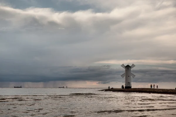 Historického majáku větrný Stawa mlýny, Swinoujscie, Baltské moře, Polsko. — Stock fotografie