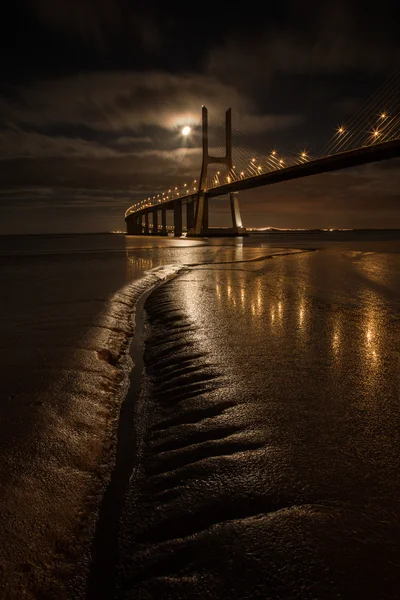 Cena noturna de uma ponte no luar — Fotografia de Stock