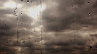 Fırtına bulutları hızlı yağmurlu camdan uçan görünümü kapatın