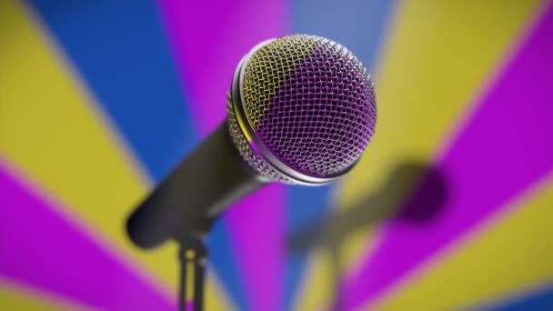 Microfone de música na barra de karaoke do palco contra um fundo retro colorido — Vídeo de Stock
