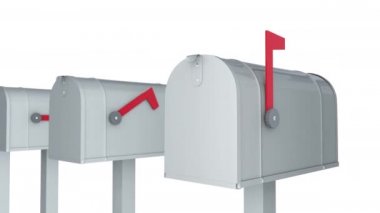 Beyaz arkaplanda gelen mektuplar ve kartpostallarla izole edilmiş posta kutuları