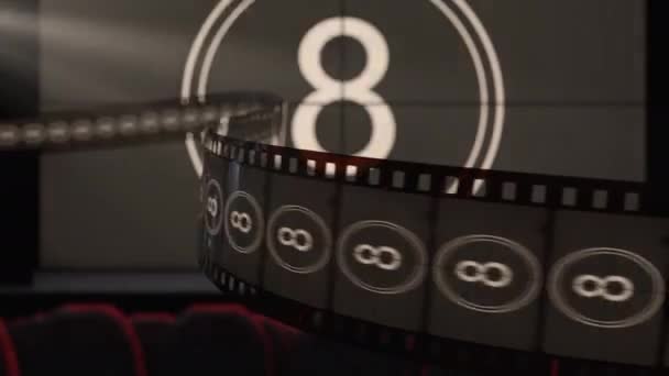 Tira de filme contra tela de cinema com filme de contagem regressiva à moda antiga — Vídeo de Stock