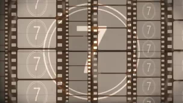 Filmcountdown-Hintergrund mit Filmstreifen auf der Kinoleinwand — Stockvideo