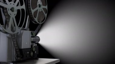 Boş projektör ekranı ve dönen film makarası ile siyah arkaplanda film