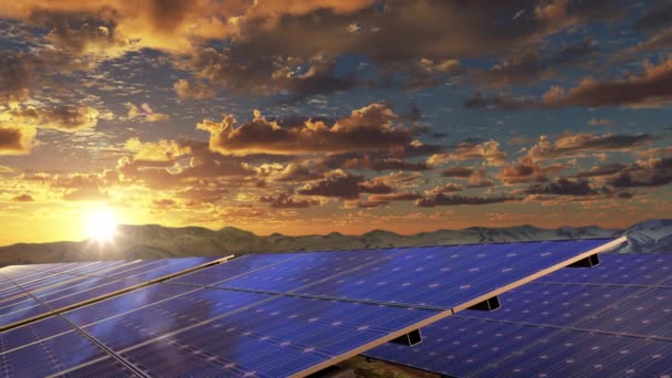 Energía alternativa por paneles solares contra el cielo del atardecer en la granja eléctrica — Vídeos de Stock