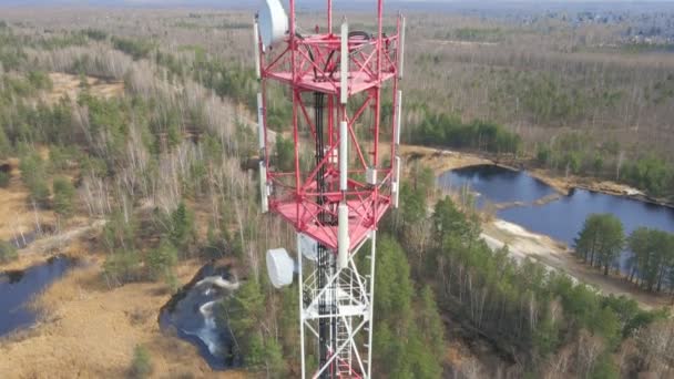 Légi kilátás a mobilhálózatra telepített távközlési toronyra — Stock videók