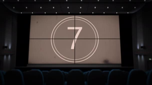 Countdown-Film auf Kinoleinwand im Kino — Stockvideo