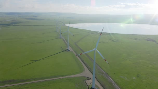 Αεροφωτογραφία του σταθμού αιολικής ενέργειας με ανεμογεννήτριες — Αρχείο Βίντεο
