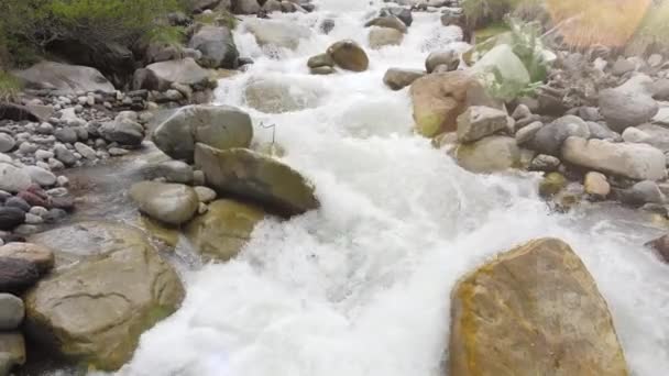 Rivière de montagne avec eau rapide au ralenti, vue aérienne — Video