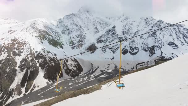 Remonte en el fondo de las montañas de nieve — Vídeos de Stock