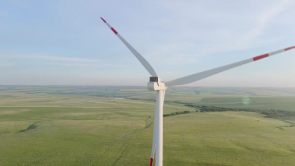 Windturbine bij de groene vallei — Stockvideo