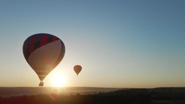 Luftballong stiger till himlen med vänner i korgen — Stockvideo