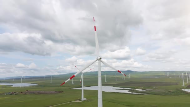 Windmolenpark met draaiende windmolengenerator gelegen op het winderige landschap — Stockvideo