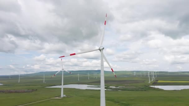 Windturbine en drone vlucht rond generator op de windenergie centrale — Stockvideo