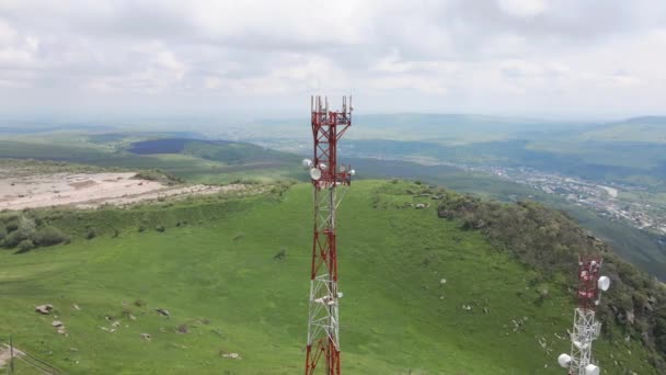 Menara telekomunikasi dipasang di puncak gunung — Stok Video