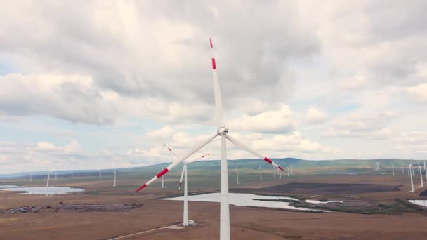 Alternatieve energieopwekking in de windmolencentrale — Stockvideo