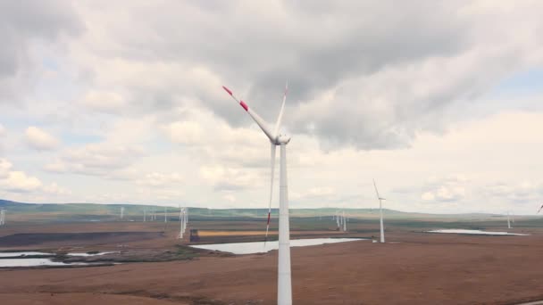 Ветрогенератор на альтернативной электростанции генерирует экологически чистую энергию — стоковое видео