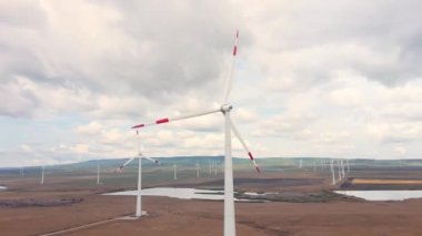 Ekoloji temiz enerji istasyonuna rüzgar türbini yüklü alternatif enerji