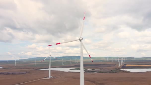 Energia alternatywna z turbiną wiatrową zainstalowaną w ekologicznej elektrowni czystej — Wideo stockowe