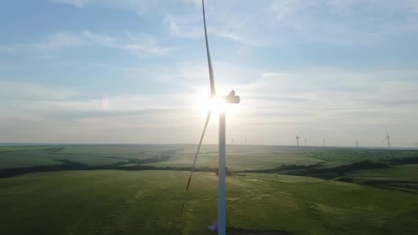 風力タービンは風力発電所で代替エネルギーを発生させる — ストック動画