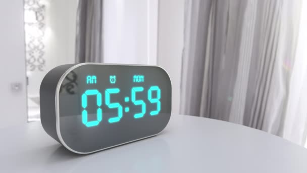 6 Uhr am Montagmorgen auf dem Bildschirm des digitalen Weckers im Schlafzimmer — Stockvideo