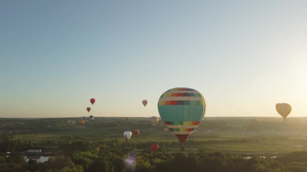 Varmluftsballonger lyfter till kvällshimlen på festivalen — Stockvideo