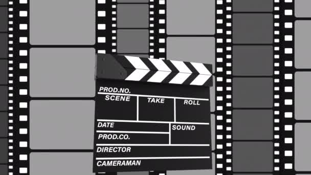 Clapboard macht Aktion gegen schwarze Filmstreifen, die sich auf weißem Hintergrund bewegen — Stockvideo