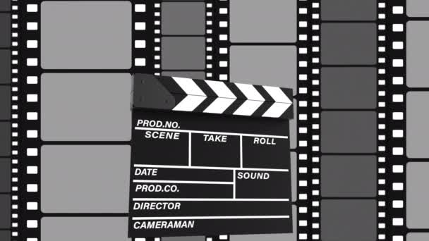 Clapboard haciendo Acción contra la tira de película negra moviéndose con alfa mate — Vídeo de stock