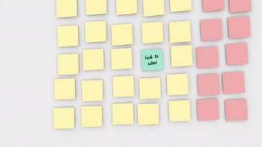 Okula dönüş etkinliğini hatırlatmak için duvardaki renkli hatırlatma notları