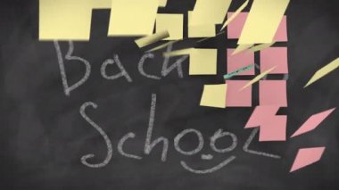 Okul sınıfındaki karatahtayla ilgili hatırlatma notları ve okula dönüş konsepti.