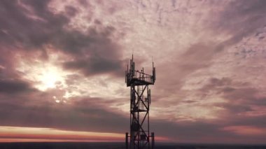 Telekomünikasyon kulesi inşaatı ve cep telefonu antenleri.