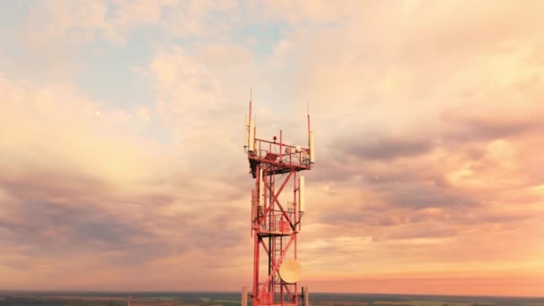 Torre de telecomunicações com antenas de comunicação celular — Vídeo de Stock