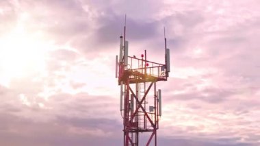 Bağlı iletişim ekipmanlarıyla telekomünikasyon kulesinin hava görüntüsü
