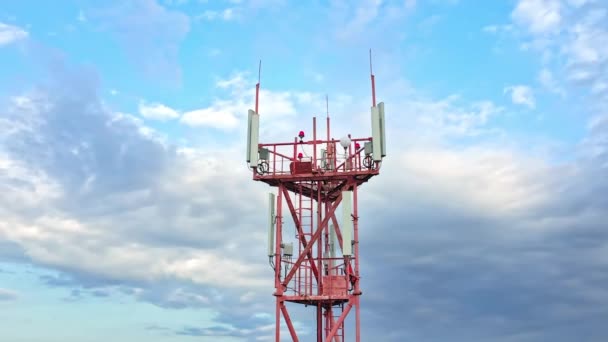 Antenne di tecnologia di telecomunicazione sulla torre di telecomunicazione contro cielo blu — Video Stock