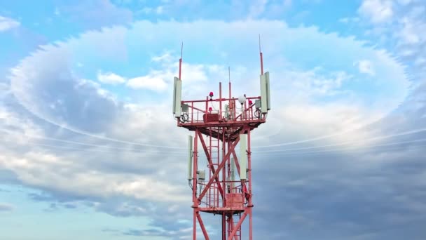 Rede de telecomunicações sem fio com antenas transmissoras na vista aérea do mastro — Vídeo de Stock