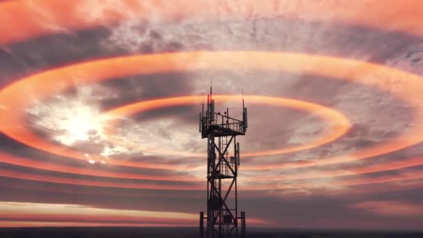 Bezprzewodowe promieniowanie telekomunikacyjne i sylwetka wieży telekomunikacyjnej z widokiem z powietrza — Wideo stockowe