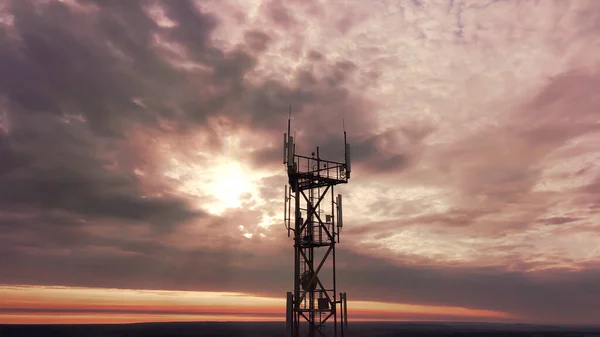 Telekomünikasyon kulesi inşaatı ve cep telefonu antenleri.