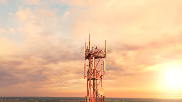 Távközlő torony mobil kommunikációs antennákkal távközlési berendezésekkel Stock Fotó