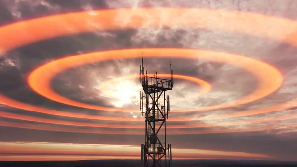 Kablosuz telekom radyasyonu ve telekomünikasyon kulesinin hava görüntüsü silueti.