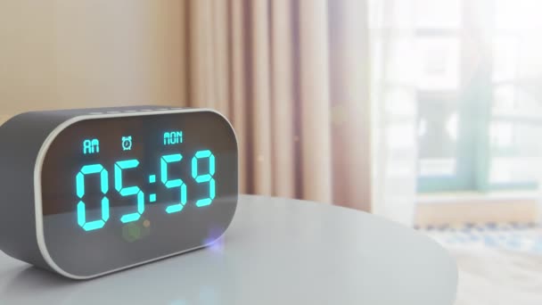 Wecker klingelt um 6 Uhr morgens im Hotelzimmer und die Sonne scheint — Stockvideo