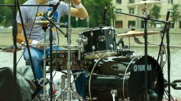 Batterista che suona ad un concerto in strada, colpito di fronte — Video Stock