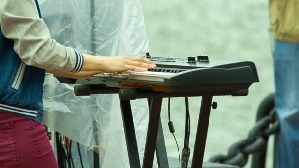 Müzisyen yan çekim bir synthesizer, çalış — Stok video
