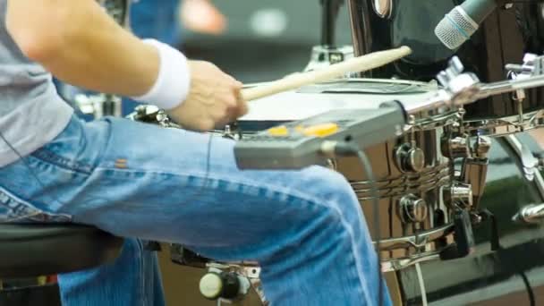 Руки барабанщика грають музику на барабанах на відкритому концерті — стокове відео