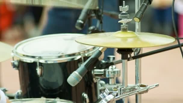 Batteur jouer de la musique sur la batterie et la cymbale — Video