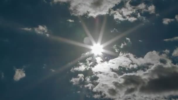 浮かぶ雲、タイムラプスの後ろに太陽 — ストック動画