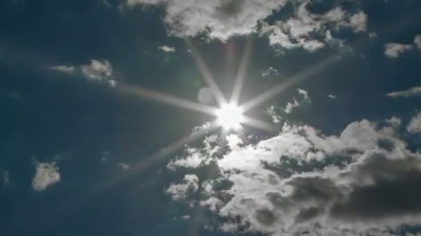 Sol por trás das nuvens flutuantes, timelapse — Vídeo de Stock